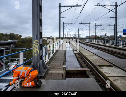 AMSTERDAM - lavori in pista sul ponte Schinkel. A causa dei lavori ferroviari, non è possibile il traffico ferroviario intorno ad Amsterdam Sud e un numero inferiore di treni corre intorno all'aeroporto di Schiphol. ANP REMKO DE WAAL olanda fuori - belgio fuori Foto Stock