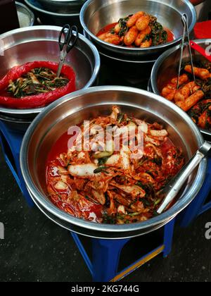 Pentola d'argento di kimchi in esposizione per la vendita nel mercato di strada sudcoreano Foto Stock