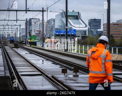 AMSTERDAM - lavori in pista sul ponte Schinkel. A causa dei lavori ferroviari, non è possibile il traffico ferroviario intorno ad Amsterdam Sud e un numero inferiore di treni corre intorno all'aeroporto di Schiphol. ANP REMKO DE WAAL olanda fuori - belgio fuori Foto Stock