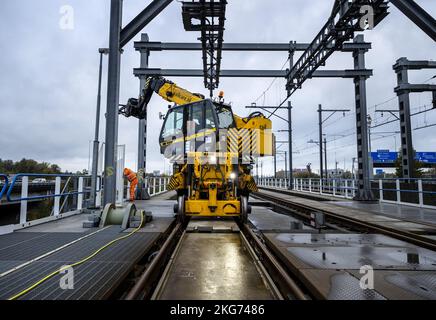 AMSTERDAM - lavori in pista sul ponte Schinkel. A causa dei lavori ferroviari, non è possibile il traffico ferroviario intorno ad Amsterdam Sud e un numero inferiore di treni corre intorno all'aeroporto di Schiphol. ANP REMKO DE WAAL olanda fuori - belgio fuori Foto Stock