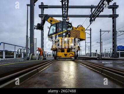 AMSTERDAM - lavori in pista sul ponte Schinkel. A causa dei lavori ferroviari, non è possibile il traffico ferroviario intorno ad Amsterdam Sud e un numero inferiore di treni corre intorno all'aeroporto di Schiphol. ANP REMKO DE WAAL olanda fuori - belgio fuori Foto Stock