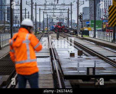 AMSTERDAM - lavori in pista sul ponte Schinkel. A causa dei lavori ferroviari, non è possibile il traffico ferroviario intorno ad Amsterdam Sud e un numero inferiore di treni corre intorno all'aeroporto di Schiphol. ANP REMKO DE WAAL olanda fuori - belgio fuori Foto Stock