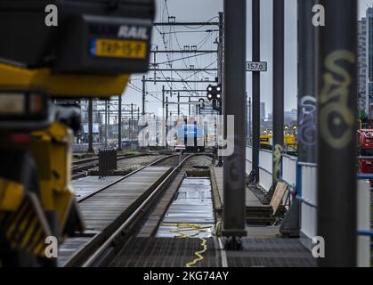 AMSTERDAM - lavori in pista sul ponte Schinkel. A causa dei lavori ferroviari, non è possibile il traffico ferroviario intorno ad Amsterdam Sud e un numero inferiore di treni corre intorno all'aeroporto di Schiphol. ANP REMKO DE WAAL olanda fuori - belgio fuori Foto Stock