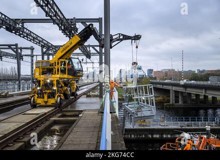 AMSTERDAM - lavori in pista sul ponte Schinkel. A causa dei lavori ferroviari, non è possibile il traffico ferroviario intorno ad Amsterdam Sud e un numero inferiore di treni corre intorno all'aeroporto di Schiphol. ANP REMKO DE WAAL olanda fuori - belgio fuori Foto Stock