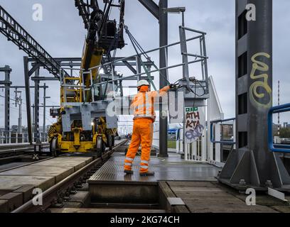 AMSTERDAM - lavori in pista sul ponte Schinkel. A causa dei lavori ferroviari, non è possibile il traffico ferroviario intorno ad Amsterdam Sud e un numero inferiore di treni corre intorno all'aeroporto di Schiphol. ANP REMKO DE WAAL olanda fuori - belgio fuori Foto Stock