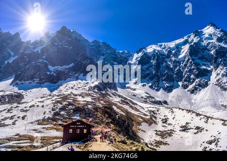 Montagne innevate in Chamonix Mont Blanc, Haute-Savoie, Alpi Francia Foto Stock