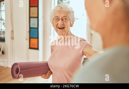 Yoga, fitness e allenamento con una donna anziana che tiene un materassino per l'esercizio fisico in una lezione di benessere. Pilates, formazione e olistico con una donna matura in Foto Stock