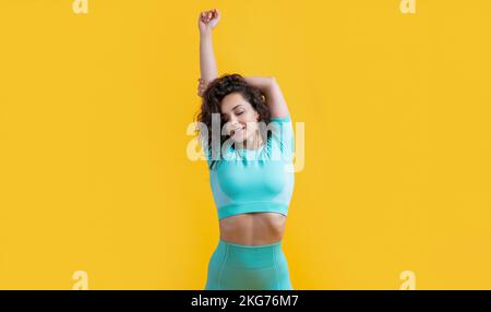 Donna atletica che fa braccio overhead stretch studio. Fitness e sport. Esercizio fisico e fitness. Foto Stock