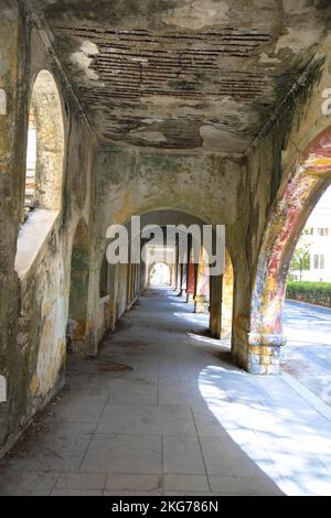 Posto perduto a Eleousa. Sanatorio abbandonato sull'isola greca di Rodi. Città fantasma. Foto Stock