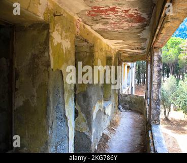 Posto perduto a Eleousa. Sanatorio abbandonato sull'isola greca di Rodi. Città fantasma. Foto Stock