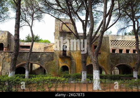 Posto perduto a Eleousa. Sanatorio abbandonato sull'isola greca di Rodi. Città fantasma. Foto Stock