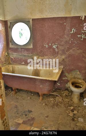 Demolito bagno in un sanatorio derelitto a Elousa. Lost Place isola di Rodi, Grecia. Foto Stock