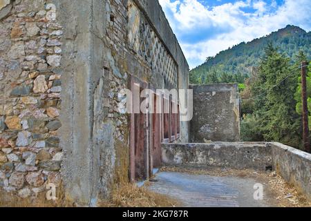 Posto perduto a Eleousa. Sanatorio abbandonato sull'isola greca di Rodi. Città fantasma. Foto Stock