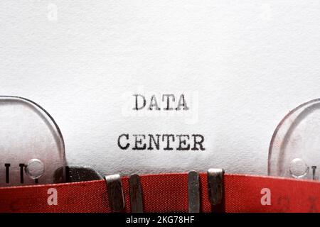Frase del data center scritta con una macchina da scrivere. Foto Stock