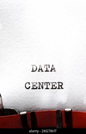 Frase del data center scritta con una macchina da scrivere. Foto Stock