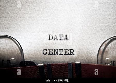 Frase del data center scritta con una macchina da scrivere. Foto Stock