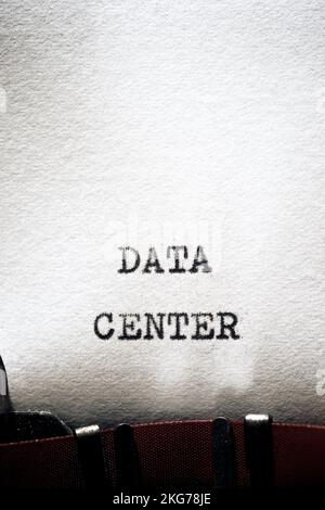 Frase del data center scritta con una macchina da scrivere. Foto Stock
