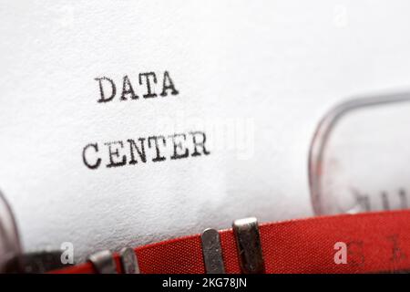 Frase del data center scritta con una macchina da scrivere. Foto Stock
