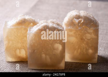 Sapone con spugna di loofah all'interno. Saponi di glicerina con scrub naturale. Foto Stock