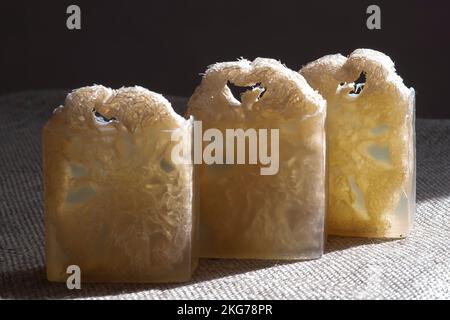 Sapone con spugna di loofah all'interno. Saponi di glicerina con scrub naturale. Foto Stock