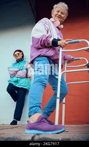 Moda, vecchie donne e amici ritratto in città su muro blu e rosso con elegante giacca vintage e scarpe di design ad angolo basso. Retro, telaio a piedi Foto Stock
