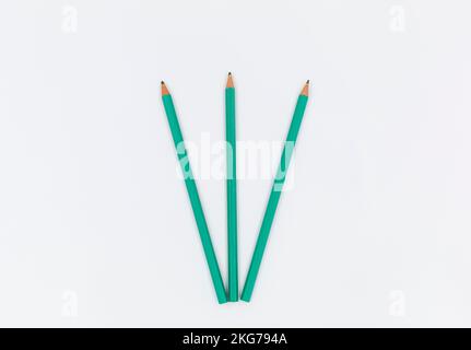 Raccolta di penne verdi isolate su sfondo bianco . Lo strumento più importante per uno studente: Le matite. Banner Foto Stock