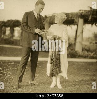 Robert Florey con Mae Murray, stella al Ziegfeld Follies prima di iniziare un carreer recitazione in Hollywood CA 1925 Foto Stock