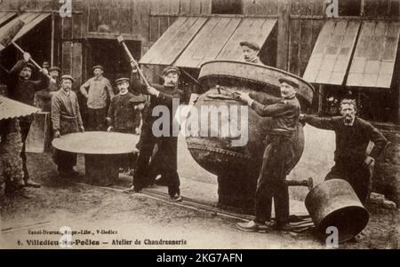 Villedieu-Les-Poëles, lavorazione del metallo Paese: Francia. Dipartimento: 50 - Manica. Regione: Normandie (ex basse-Normandie). Vecchia cartolina, fine 19th - inizio 20th ° secolo. Foto Stock