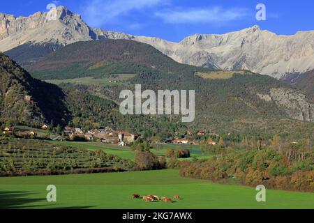 Francia, Hautes-Alpes Montmaur, villaggio ai piedi del massiccio del Devoluy, altopiano de Bure Foto Stock