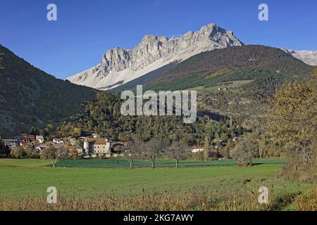 Francia, Hautes-Alpes, Montmaur, villaggio ai piedi del massiccio del Devoluy, altopiano de Bure Foto Stock