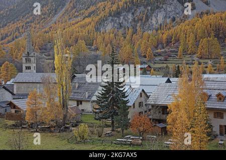 Francia, Hautes-Alpes, Névache, il villaggio in autunno, valle Clarée, sito naturale classificato Foto Stock