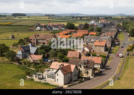 Villaggio di Bamburgh visto dal castello di Bamburgh, visto dall'alto. Foto Stock