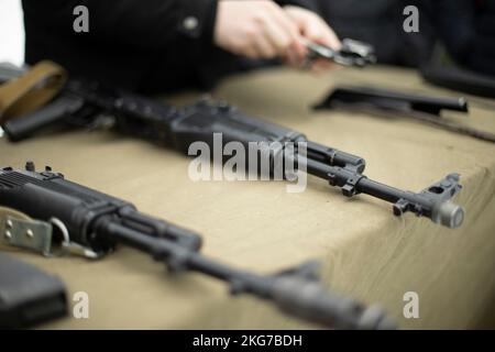 Addestramento militare in Russia. Arma da fuoco. Allenamento di tiro. Macchina sul tavolo. Armi automatiche. Foto Stock