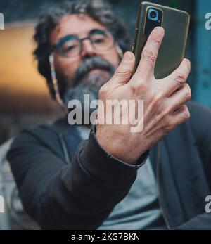 uomo con barba che fa un autoritratto Foto Stock