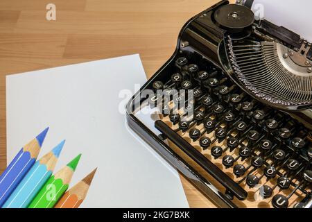 Vecchia macchina da scrivere antica con matite colorate e carta 06 Foto Stock