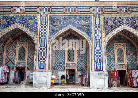 Abiti tradizionali uzbeki e altri souvenir colorati, Tashkent, Uzbekistan. Foto Stock