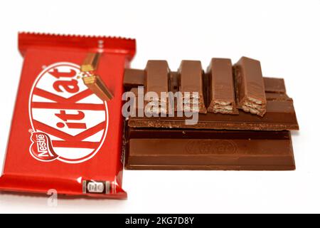 Cairo, Egitto, novembre 7 2022: KitKat, una confezione di cialda di wafer ricoperta di cioccolato creata da Rowntree's di York, Regno Unito, ed è ora prodotto glo Foto Stock