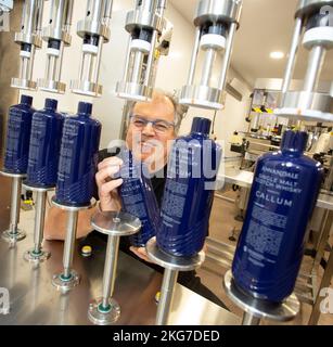 David Thomson all'apertura ufficiale dello stabilimento di imbottigliamento presso la distilleria Annandale di Annan, Scozia Foto Stock