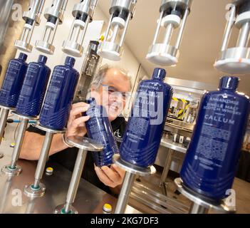 David Thomson all'apertura ufficiale dello stabilimento di imbottigliamento presso la distilleria Annandale di Annan, Scozia Foto Stock