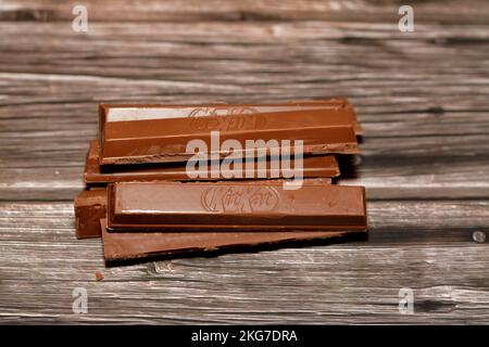 Cairo, Egitto, novembre 7 2022: KitKat, una confezione di cialda di wafer ricoperta di cioccolato creata da Rowntree's di York, Regno Unito, ed è ora prodotto glo Foto Stock