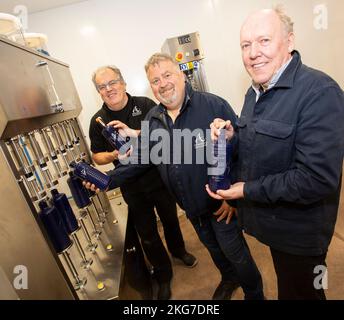 Apertura ufficiale dello stabilimento di imbottigliamento presso la distilleria Annandale di Annan, Scozia Foto Stock