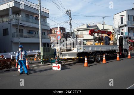 Tokyo, Giappone. 22nd Nov 2022. Un cantiere di TEPCO Power che posa nuove linee e attrezzature elettriche in vista dei mesi invernali a Meguro City. TEPCO, Tokyo Electric Power Company Electric Utility Service, noto anche come Toden, è un importante fornitore di energia elettrica che fornisce energia elettrica in tutto il Giappone. TEPCO era proprietaria della centrale elettrica di Fukushima Daiichi, dove nel 2011 si è verificato un grave disastro nucleare con la fusione di più reattori dopo che i generatori di riserva sono stati allagati dal terremoto e dallo tsunami del 2011 TÅhoku, rilasciando contaminazioni radioattive nell'ambiente e nella causina Foto Stock