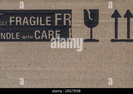 Impugnatura fragile con cura e frecce rivolte verso l'alto stampigliate sulla confezione di pacchi Amazon Foto Stock