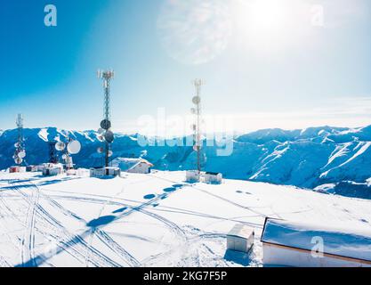 Seggiovie Gudauri in nuvole con antenne di segnalazione in background sotto nebbia e nuvole Foto Stock