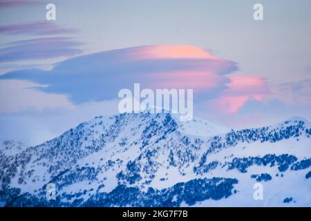 Le nuvole lenticolari sono un fenomeno naturale piuttosto raro. Tali nubi si formano sulle creste delle onde d'aria o tra due strati d'aria. Foto Stock