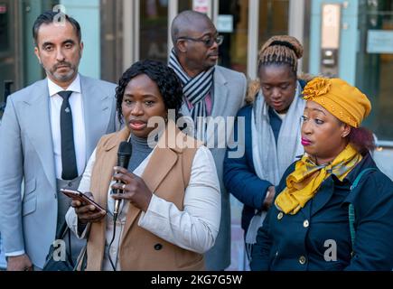 (Da sinistra) Avvocato Aamer Anwar con le sorelle di Sheku Bayoh; Kadi Johnson, Adama Jalloh e Kosna Bayoh parlano ai sostenitori che hanno tenuto una veglia al di fuori della Casa capitale a Edimburgo, prima dell'inchiesta Sheku Bayoh. Data immagine: Martedì 22 novembre 2022. Foto Stock