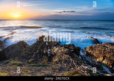 Un bellissimo scatto del tramonto e la costa rocciosa nel Devon Nord, Croyde Foto Stock