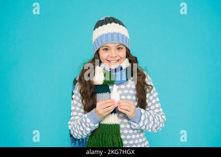 libera il tuo naso stuffy. ragazza teen felice in maglieria tenere spray nasale. capretto inverno moda stile. Foto Stock