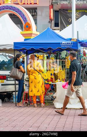 Brickfields, Malesia - 22 ottobre 2022 Acquisto di accessori per Diwali o Deepavali, il festival principale degli indù nella città di Little India a Kuala Lumpur. Foto Stock