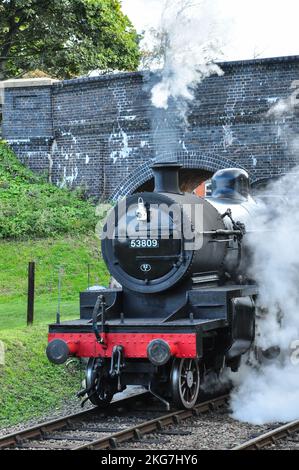 Somerset e Dorset 7F 2-8-0 Locomotiva a vapore 53809 sulla North Norfolk Railway che parte da Weybourne, Norfolk, Inghilterra, Regno Unito Foto Stock